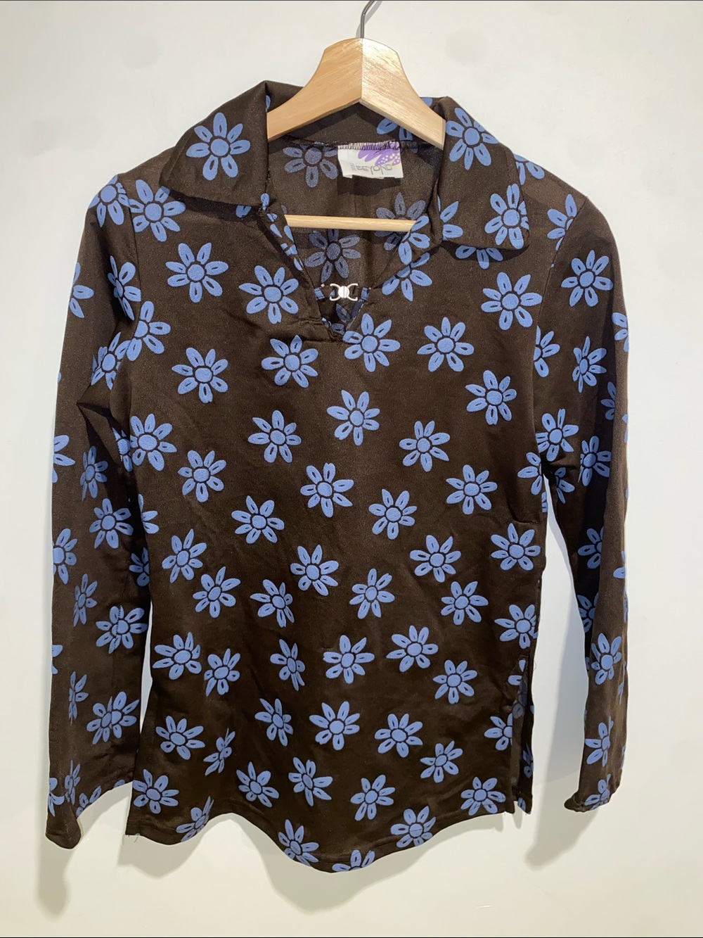 BEYOND Vintage Brown Top with Blue Daisy Print